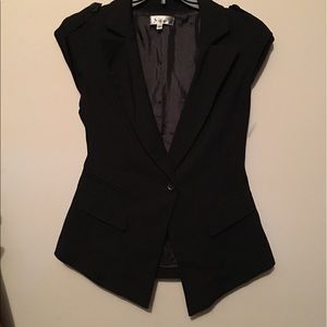 Sleeveless blazer, business attire very elegant 😊